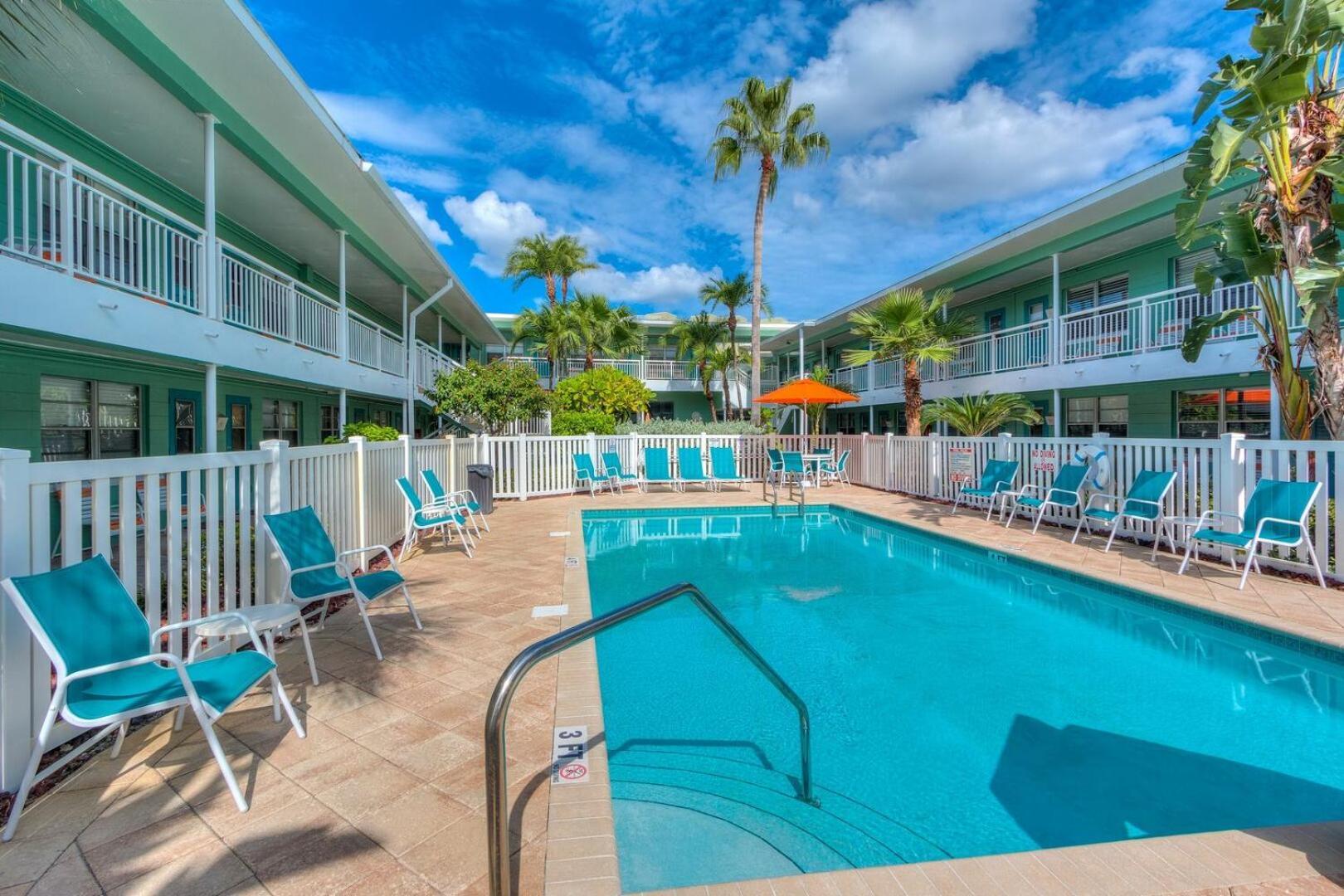 Tropic Terrace Hotell St. Pete Beach Exteriör bild